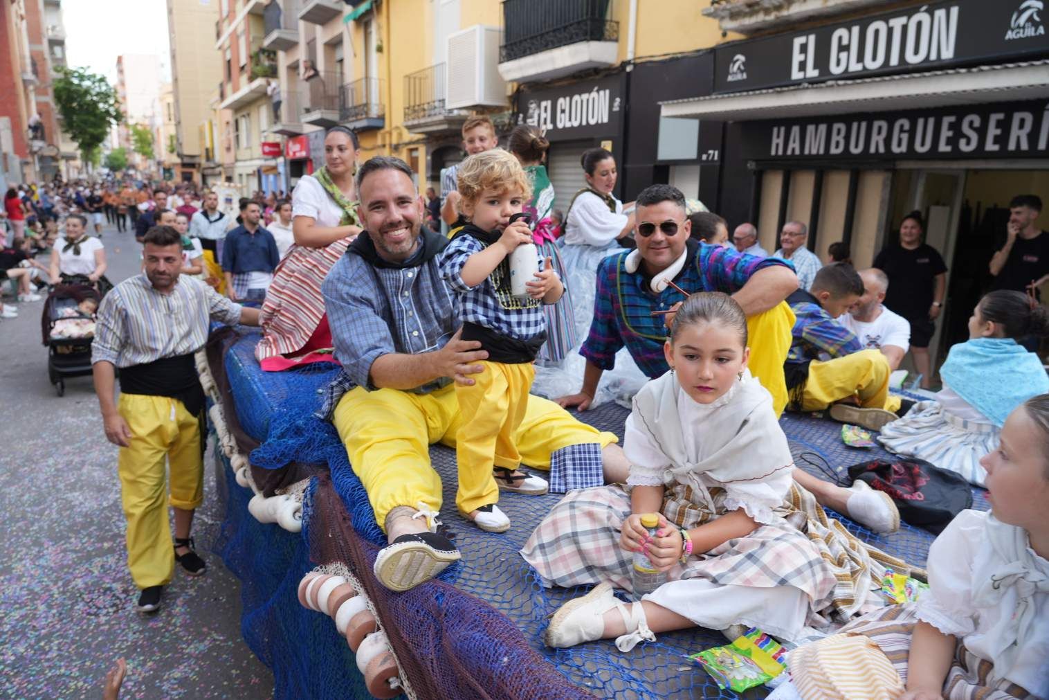 El Grau da inicio a las fiestas de Sant Pere con pólvora, bous y música