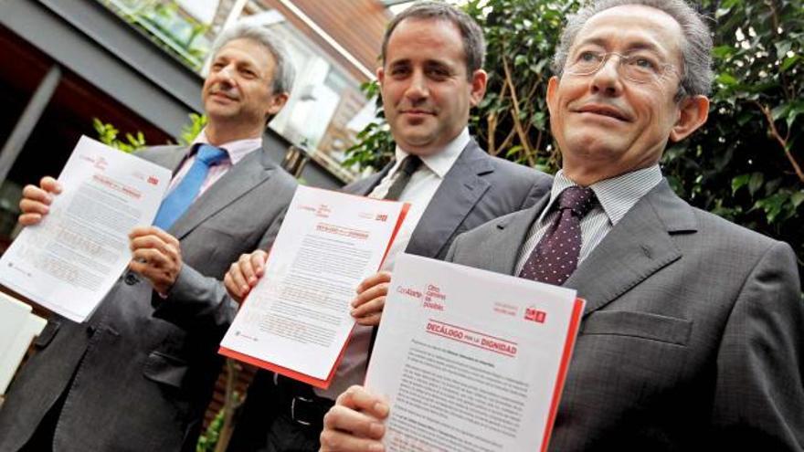 Ángel Luna, en primer término, junto al líder del PSPV, Jorge Alarte, y el número uno por Castellón, Francisco Toledo.