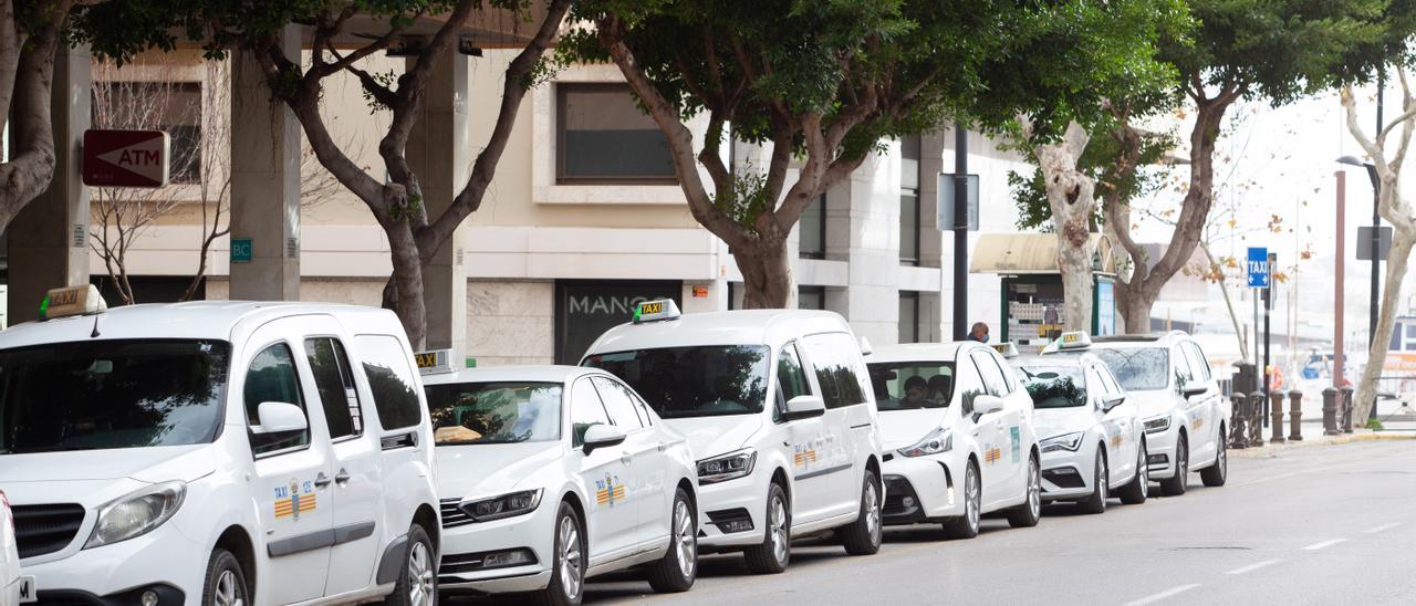 Taxis en la parada de Bartomeu Roselló de Ibiza.