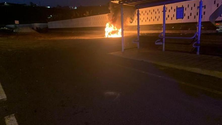 El incendio de un vehículo en Bañaderos provoca retenciones en la GC-2