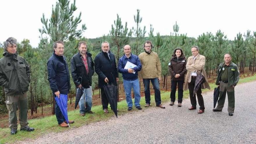 Visita de Cores Tourís a la base de helicópteros de Queimadelos. // D.P.