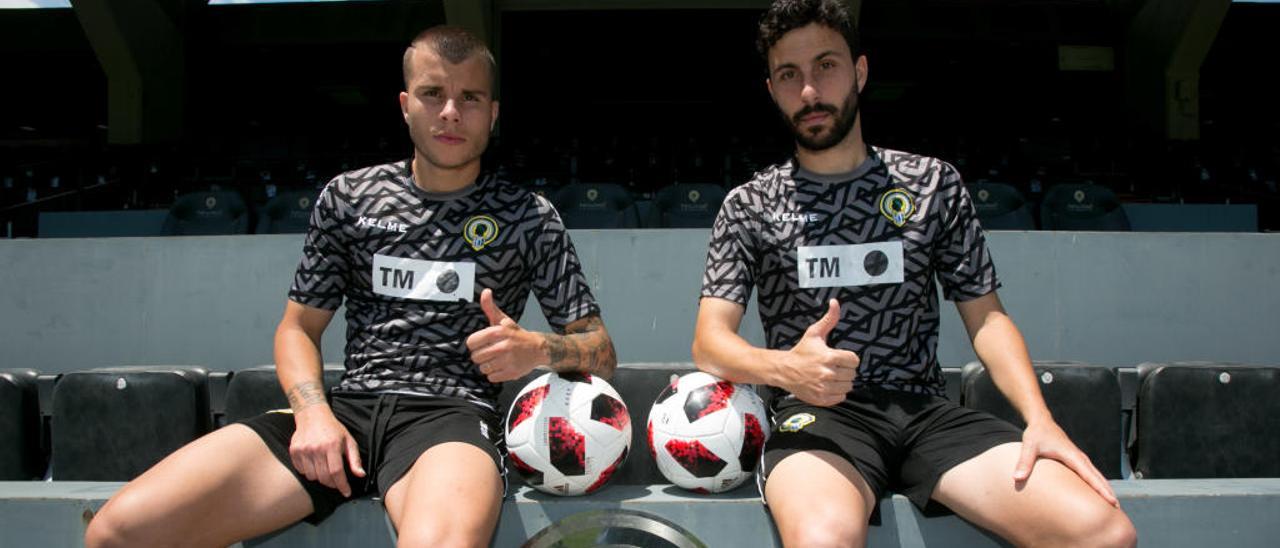 Los futbolistas blanquiazules Pol Roigé y Diego Benito posan en el palco del Rico Pérez al término del entrenamiento del miércoles.