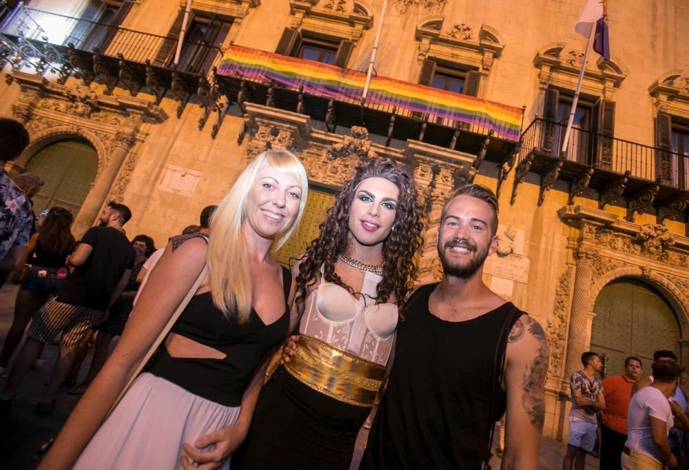 La marcha del Orgullo terminó en la plaza del Ayuntamiento con la lectura del manifiesto.