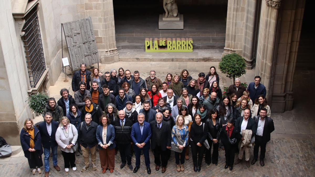 Imagen grupal en la presentación del Plan de Barrios