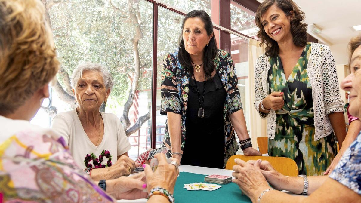 La consejera de Políticas Sociales, Marián Orós y la concejala del Mayor, Paloma Espinosa durante su visita al Centro de Mayores de La Jota