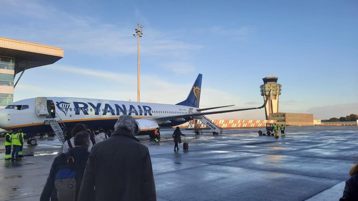 Un avión estacionado en el aeropuerto Rosalía de Castro de Santiago