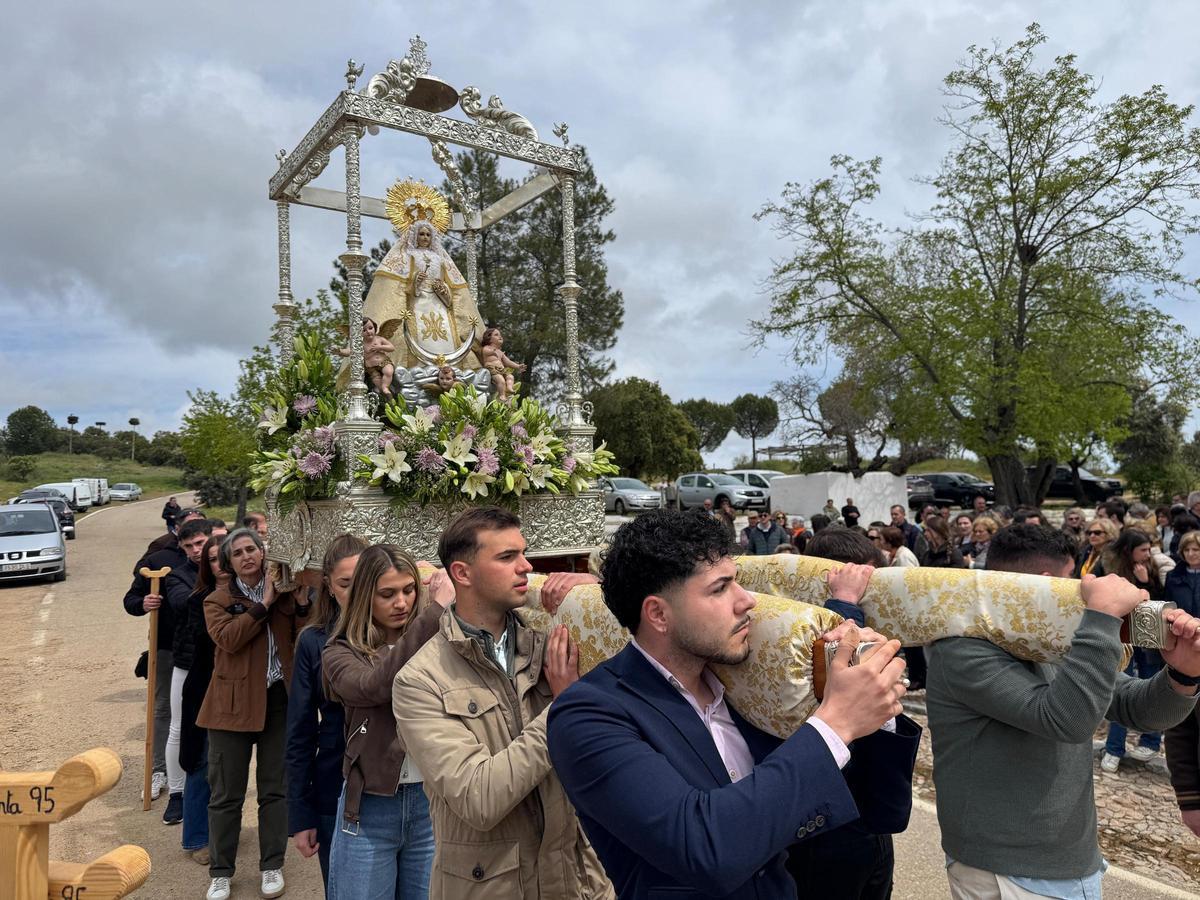 Los quintos de Pedroche, con la Virgen de Piedrasantas.