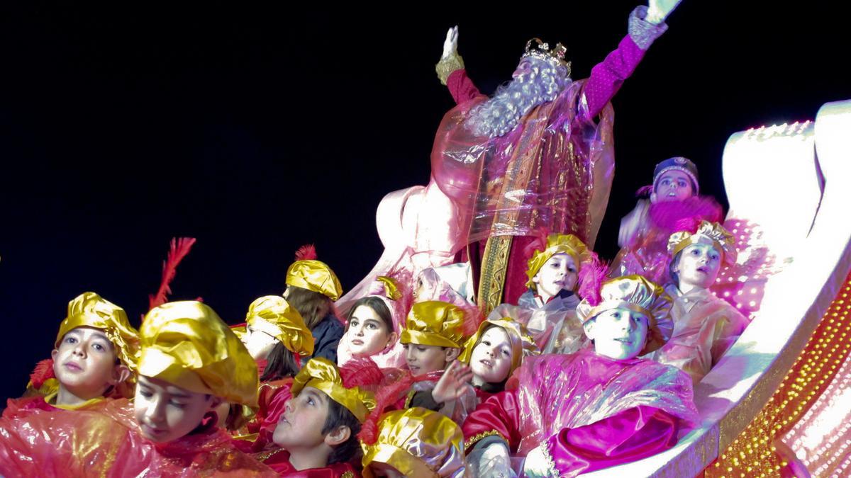 Imagen de una cabalgata de Reyes Magos anterior a la pandemia en Cáceres