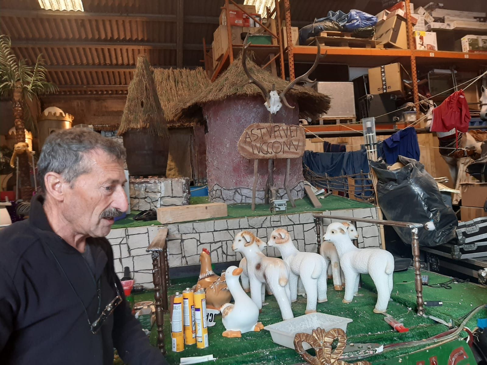 Lugones prepara la cabalgata: así está el taller de los Reyes Magos