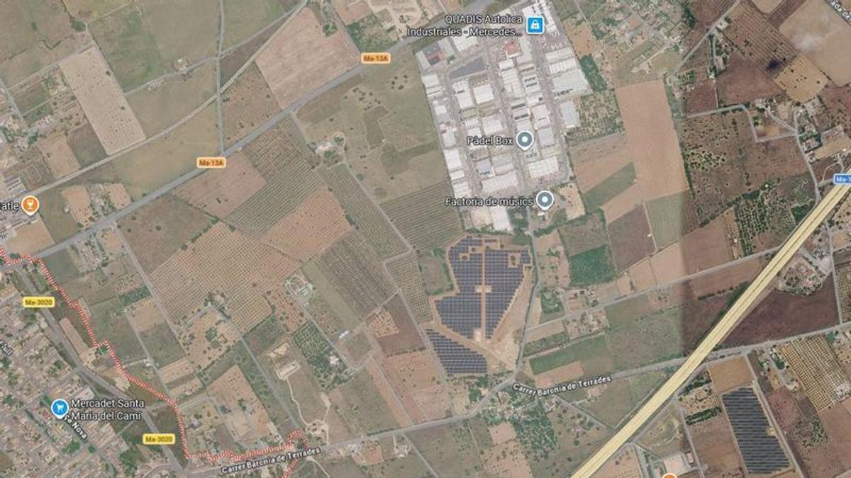 En el centro de la imagen aérea aparece el parque fotovoltaico Son Cerdó, junto al que se pretende habilitar la planta de baterías. A la izquierda, el casco urbano de Santa Maria.