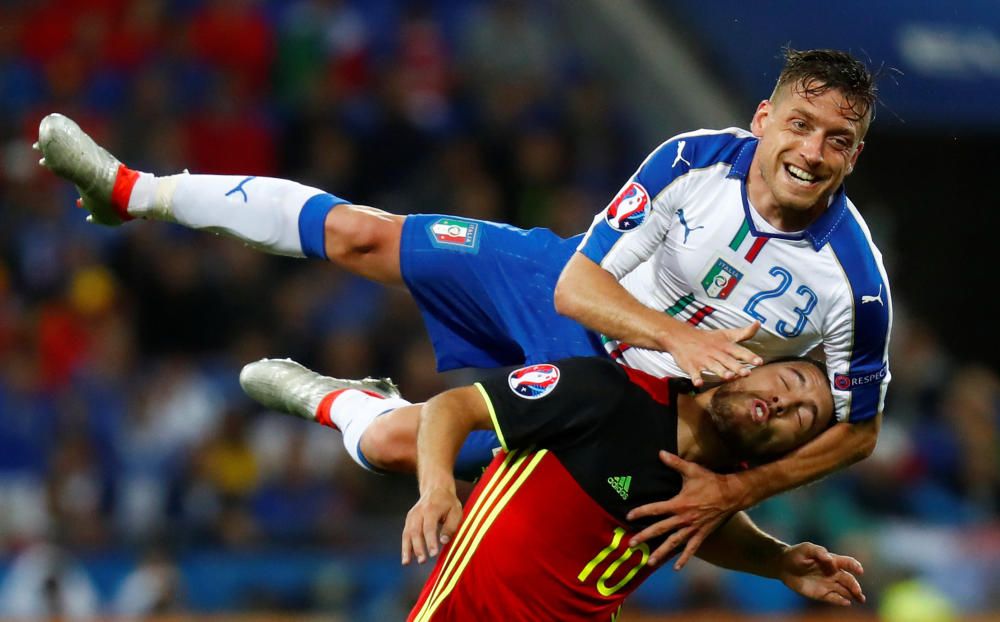 Emanuele Giaccherini en una acción con Eden Hazard durante el partido que disputaba a Bélgica y Alemania en la Eurocopa