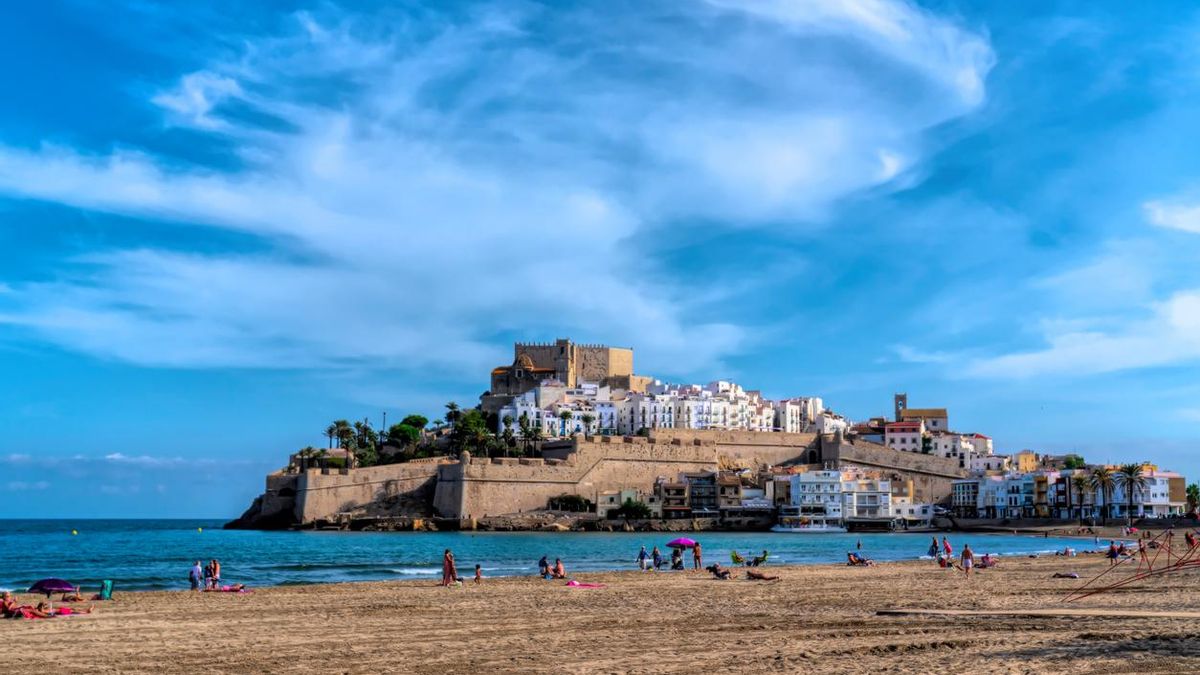 La mejor playa de toda la Comunidad Valenciana con vistas a un monumento histórico