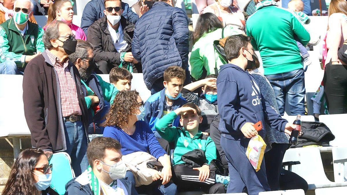 La afición respaldando al Córdoba CF frente al CD Mensajero en El Arcángel.