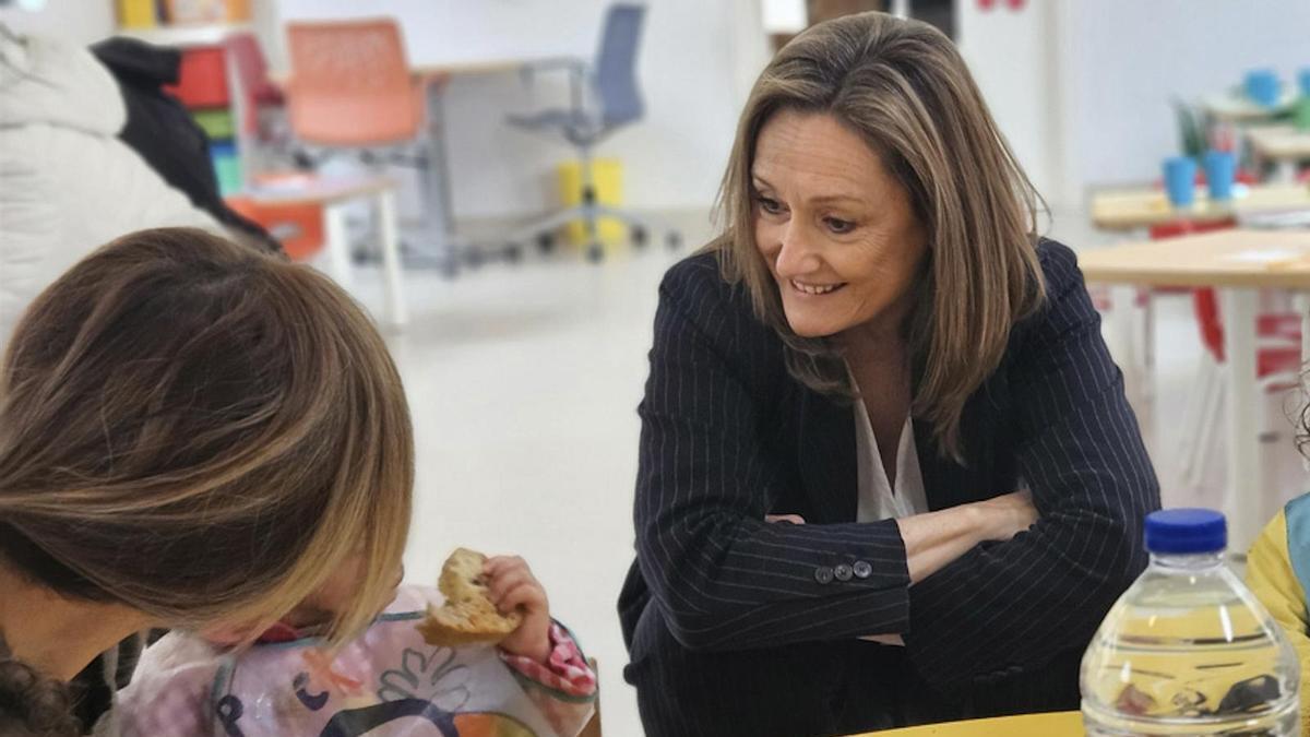 Luisa Sánchez, de visita en un colegio.