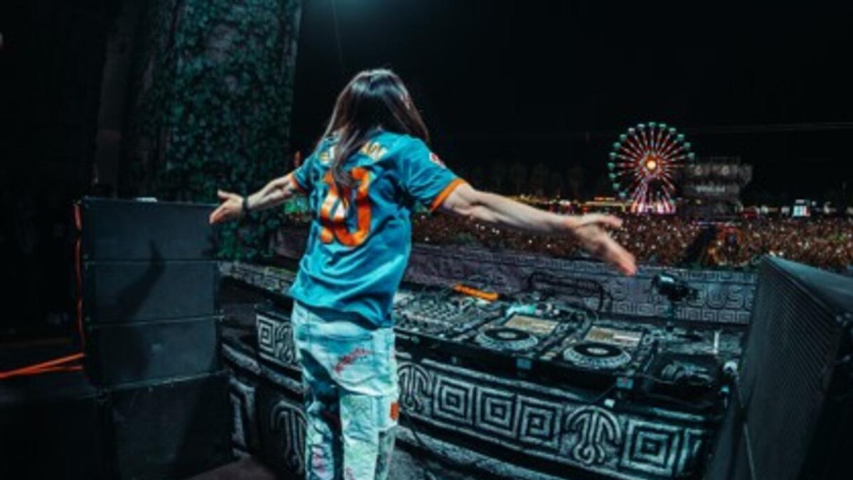 Steve Aoki con la camiseta del Valencia CF durante su sesión en el Medusa Festival.