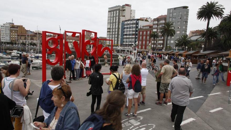 Turistas en Gijón el pasado verano.