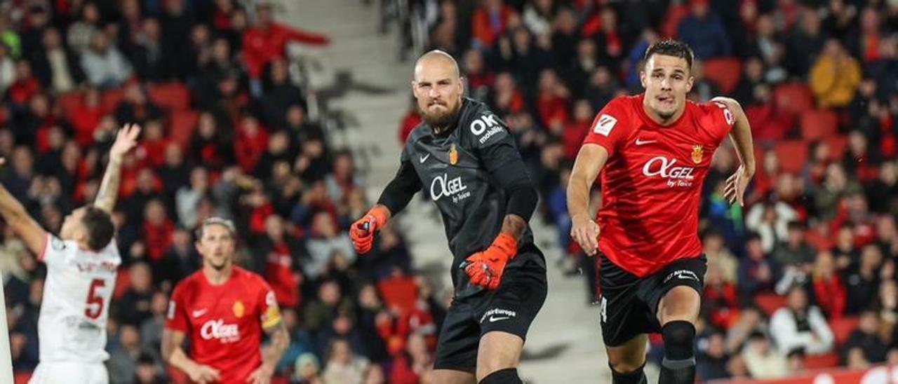 Rajkovic celebra una parada ante el Sevilla.,