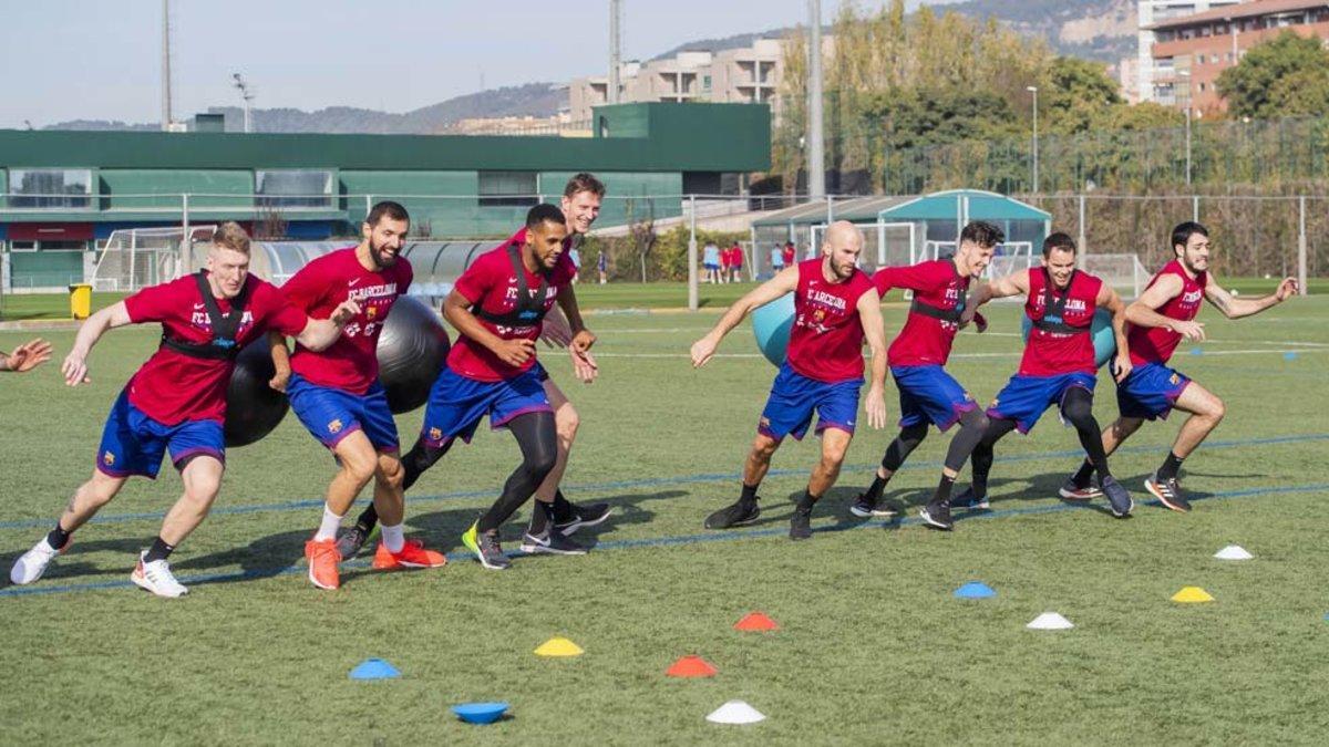 El Barça se ha entrenado sobre césped artificial