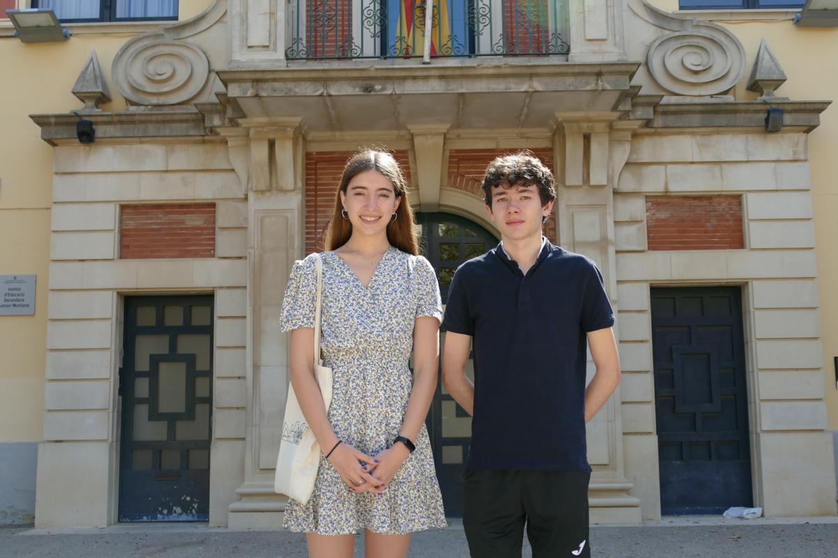 Júlia Fita i Blai Higueras a les portes del seu institut