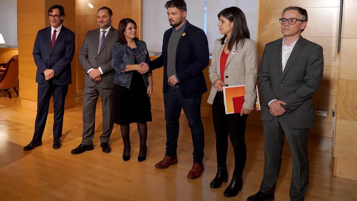 Los negociadores del PSOE: Illa, Ábalos, Lastra, con los respresentantes de ERC, Rufián, Vilalta y Jové.