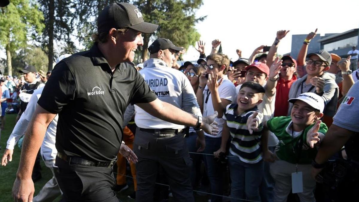 Mickelson saluda a los niños tras lograr la victoria en México