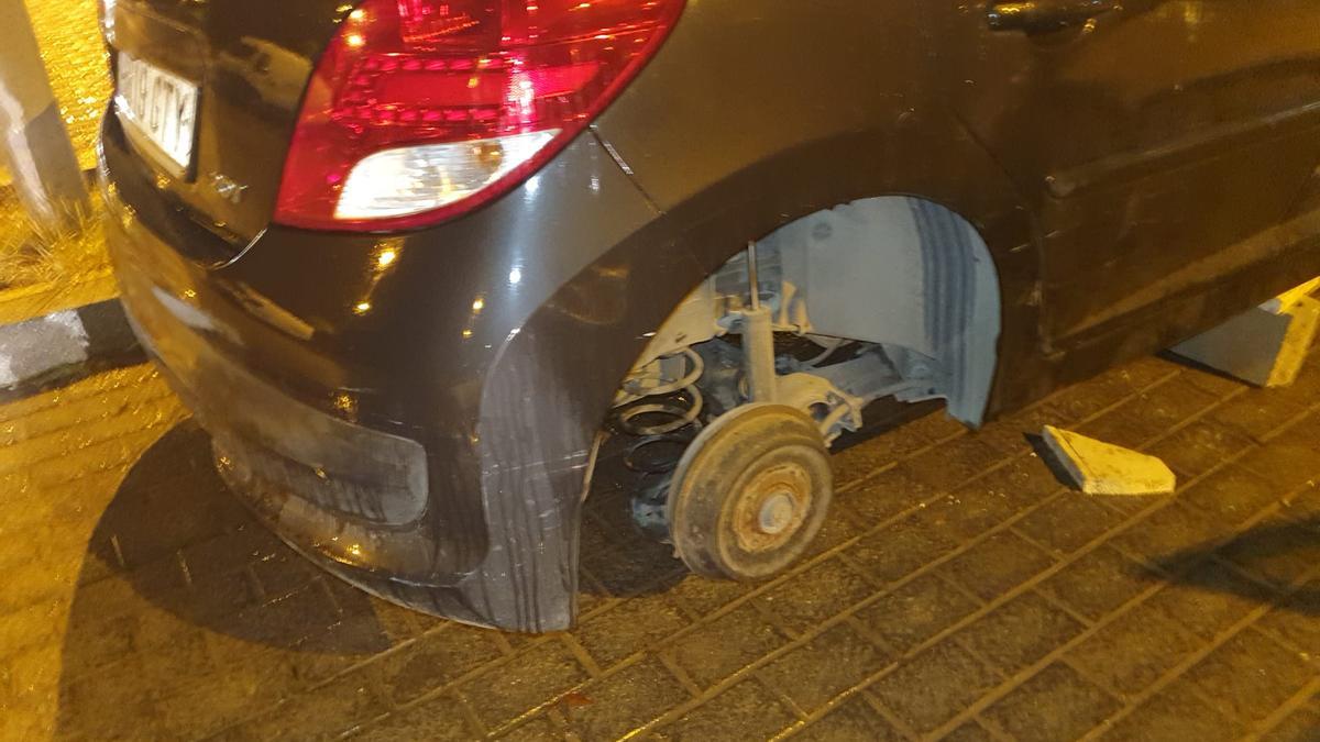 En el Polígono de Levante, sales del trabajo y te encuentras el coche así.