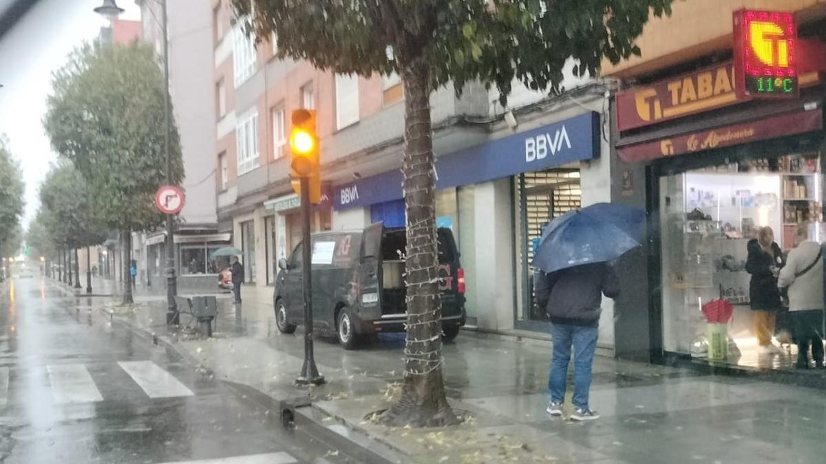 Policía y servicios funerarios, en la avenida de la Argentina.