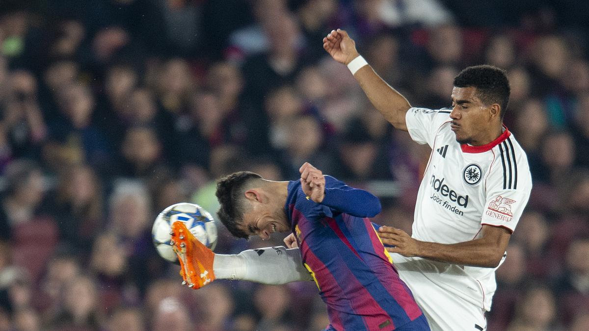 Gerard Martín despeja un balón ante Knauff.
