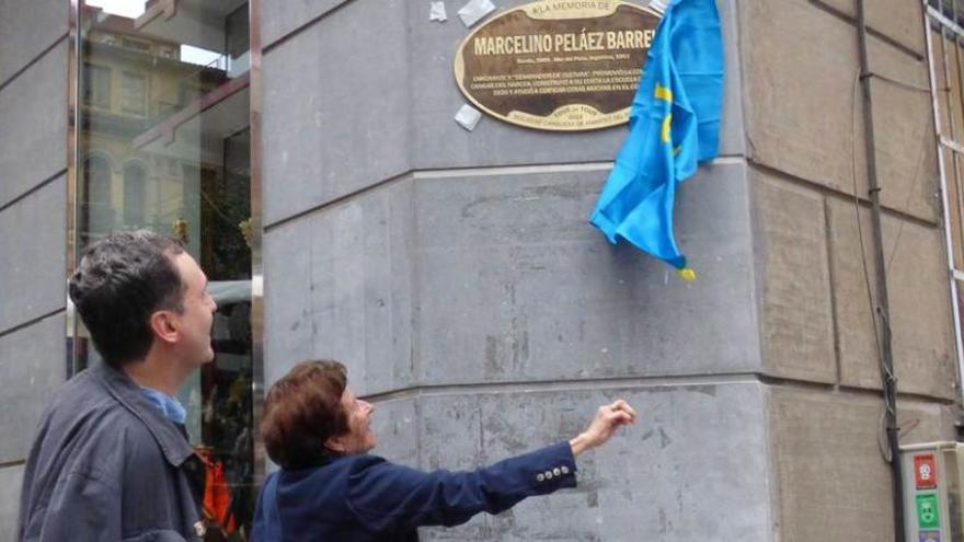 Amalia Villa descubre la placa junto a Juaco López.