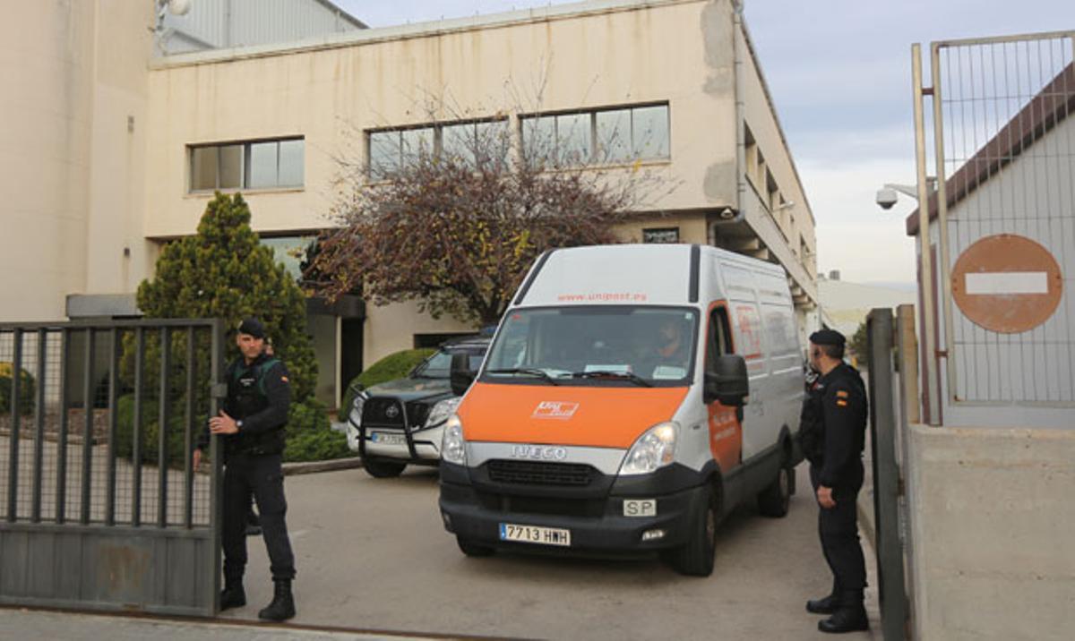 Agentes de la Guardia Civil en el registro de la sede de Unipost en L’Hospitalet, este jueves