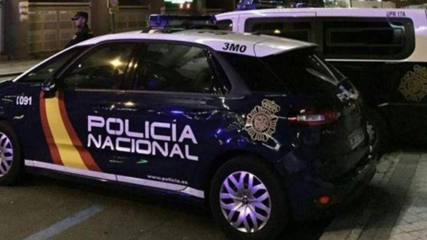 Detenidos tres hombres mientras robaban en el interior de una furgoneta