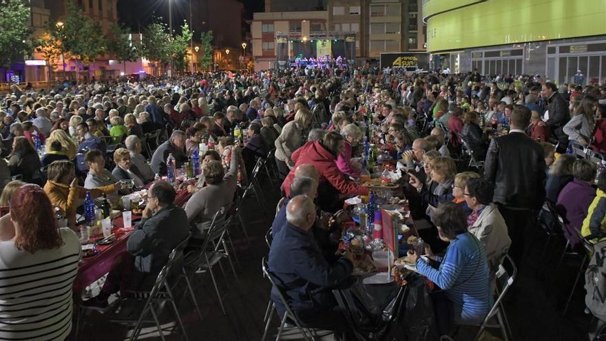 Imagen de la macrocena de vecinos de las fiestas de San Pasqual de Vila-real, en el 2019, en el año previo a la irrupción de la pandemia.