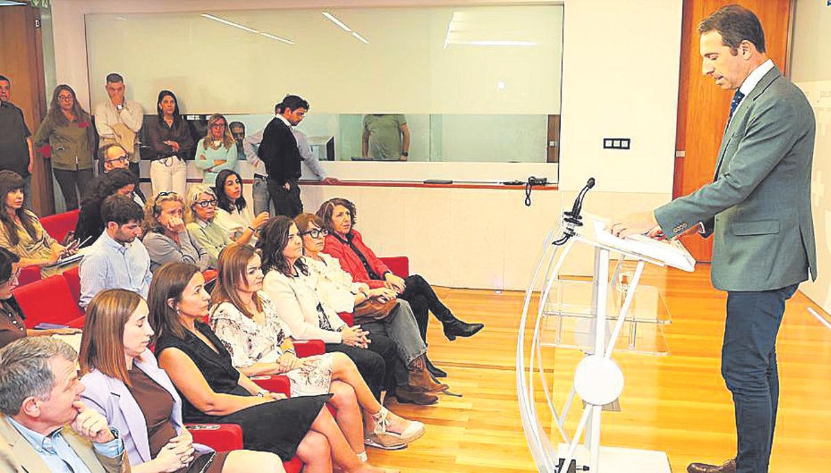 En primera fila, de negro, ayer en la rueda de prensa del ya exconselleiro.