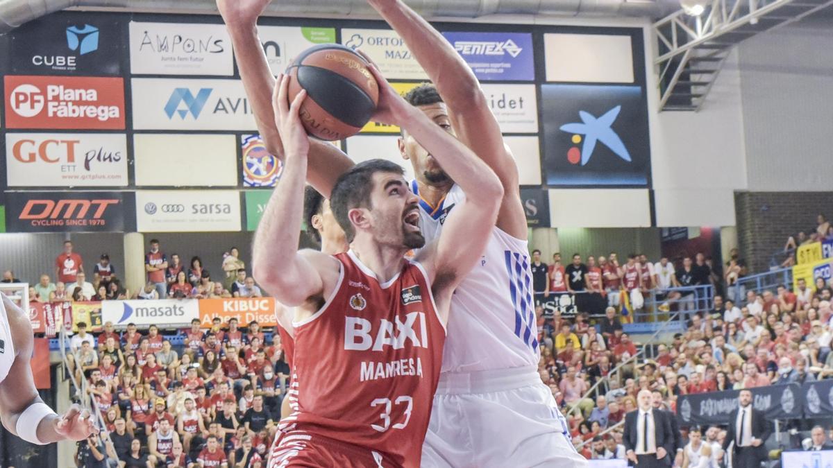 Luke Maye, en el seu últim partit a Manresa, davant de Tavares, del Reial Madrid