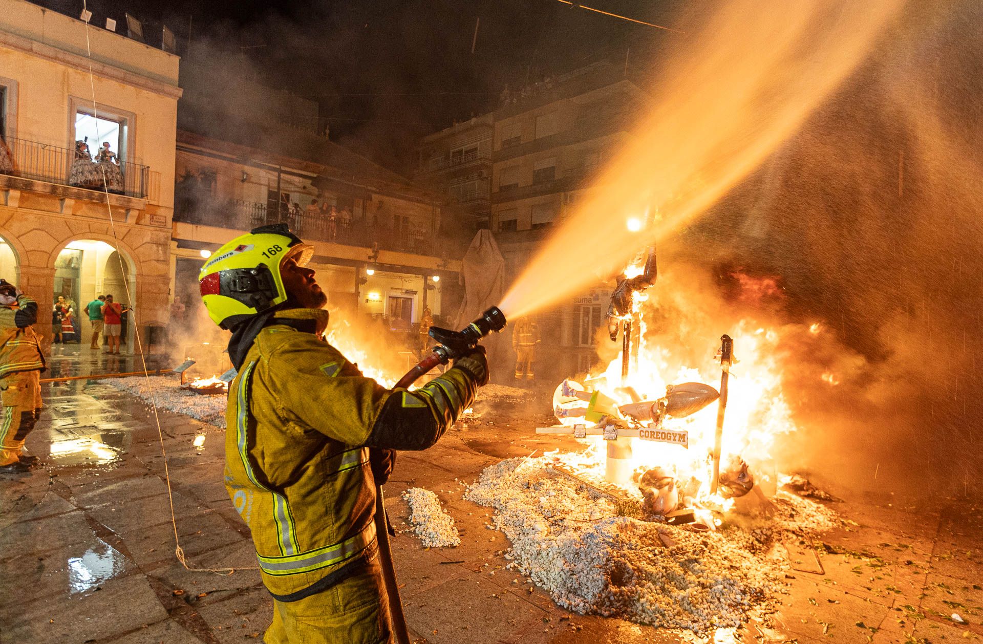 El fuego consume las Hogueras de San Vicente