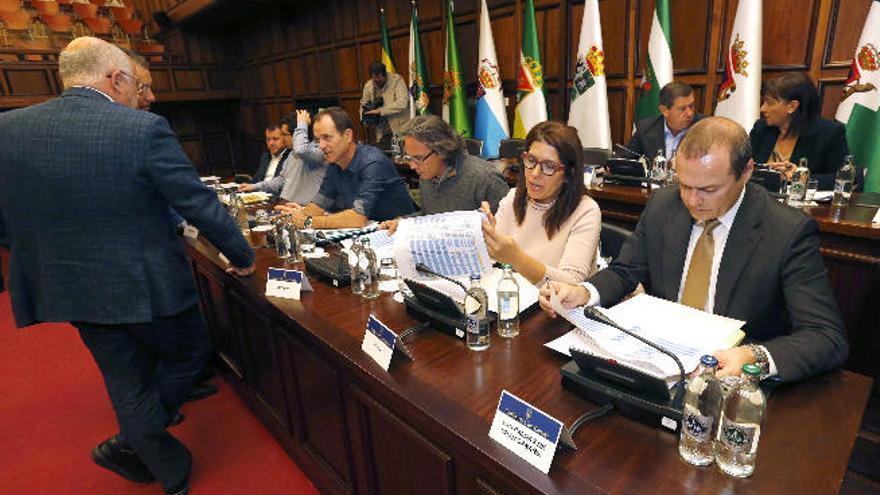 Antonio Morales y Ángel Víctor Torres, a la izquierda, en una reunión con los alcaldes de Gran Canaria en noviembre de 2016.