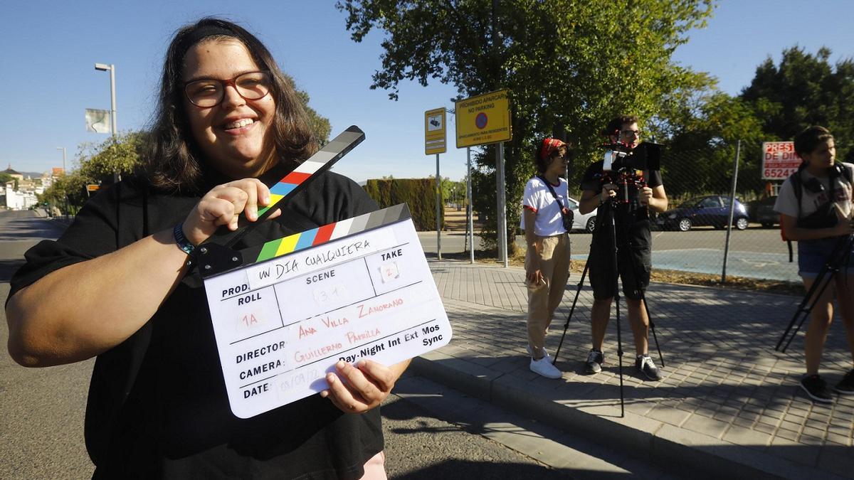 Un grupo de jóvenes rueda un corto a orillas del Guadalquivir.