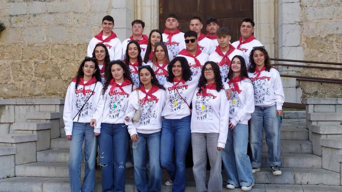Los quintos canta los 'Goigs' en Campanet.