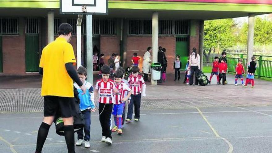 Los alumnos más pequeños del clínic de la escuela Costa Gijón se preparan para comenzar el entrenamiento.