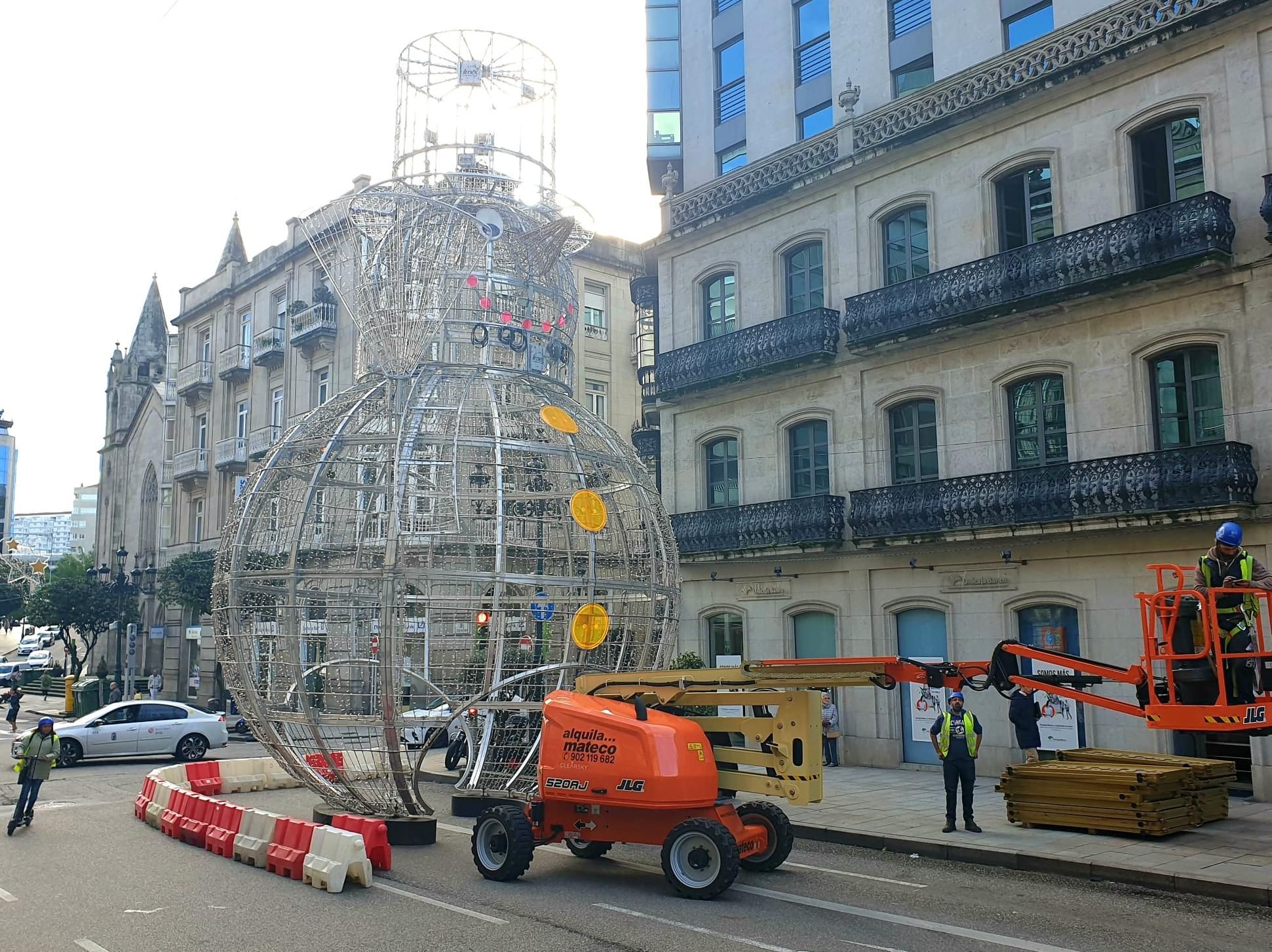 Los operarios montaron hoy el muñeco de nieve de la Navidad de Vigo 2022.