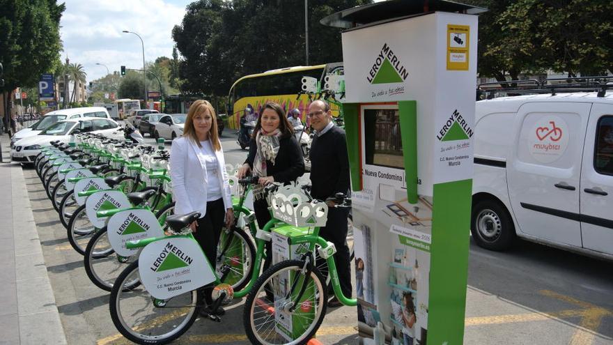 ???La directora de Leroy Merlin Murcia, Consuelo Ruiz, la concejal Lola Sánchez y el gerente de MUyBICi, Carlos Baile.