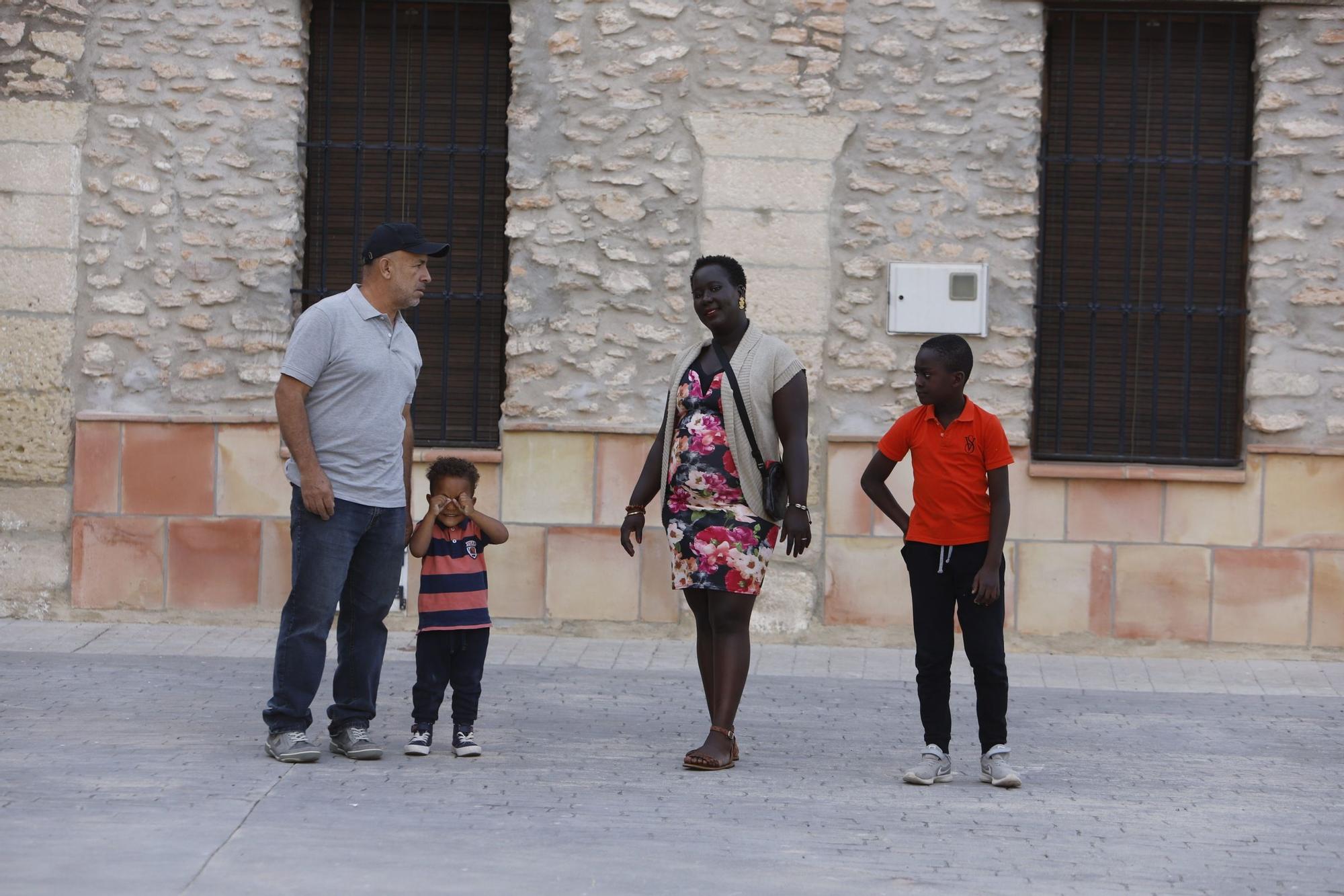 Así es la familia de Guinea que ha evitado el cierre de la escuela de Benissuera