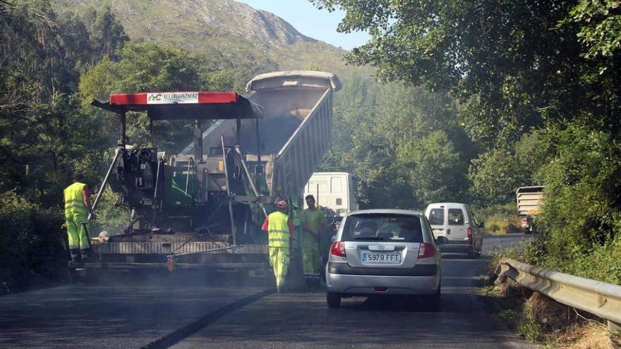 Obras en la carretera Posada-La Robellada, ayer, entre La Herrería y Riufríu, en Llanes.