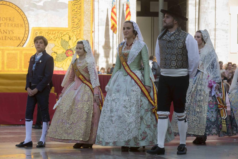 Desfile de las falleras mayores de las diferentes comisiones durante la procesión general de la Mare de Déu dels Desemparats.