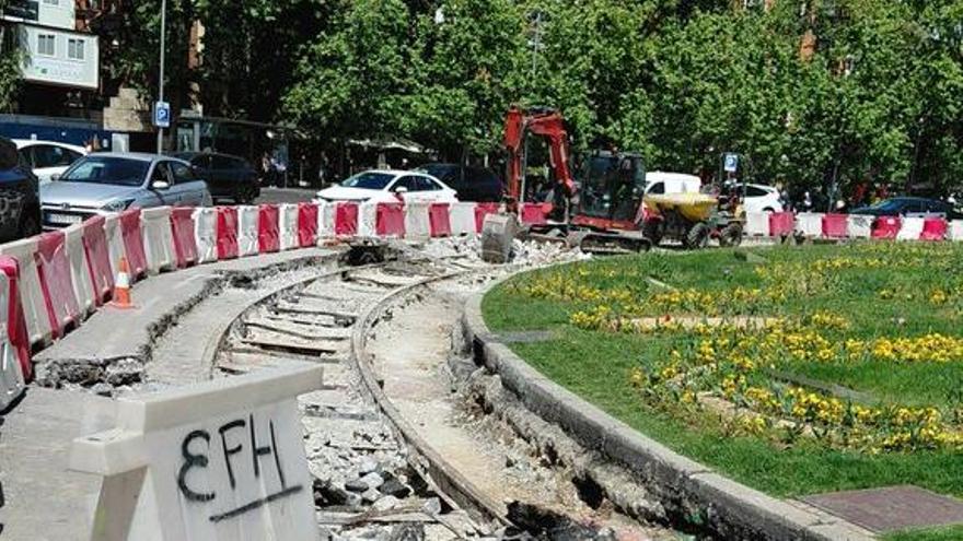 Así eran las vías del tranvía que pasaba por la Puerta de Alcalá