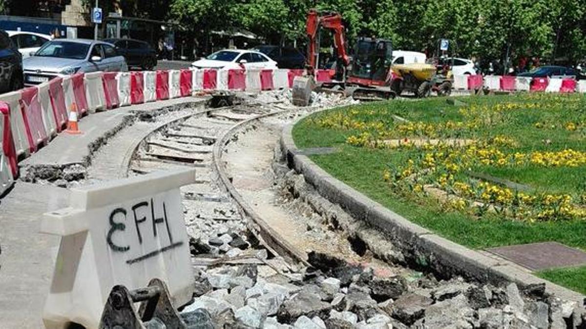 Vías de tranvía encontradas al levantar el suelo de la Puerta de Alcalá.