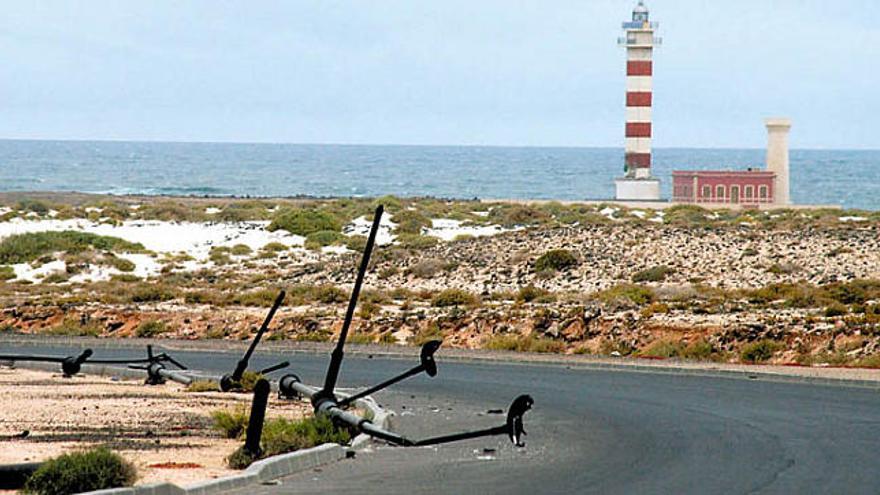 Imágenes de las obras de urbanización en El Cotillo, que son motivo de la denuncia presentada contra González Arroyo, con el faro al fondo y las farolas destrozadas.