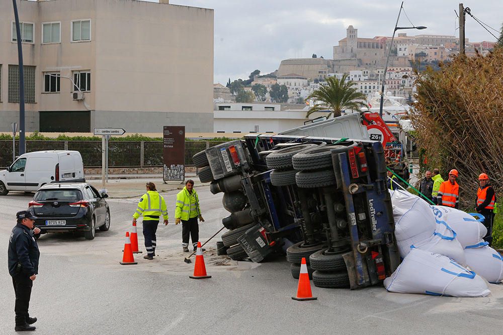 Vuelca un camión cargado de arena en Ibiza