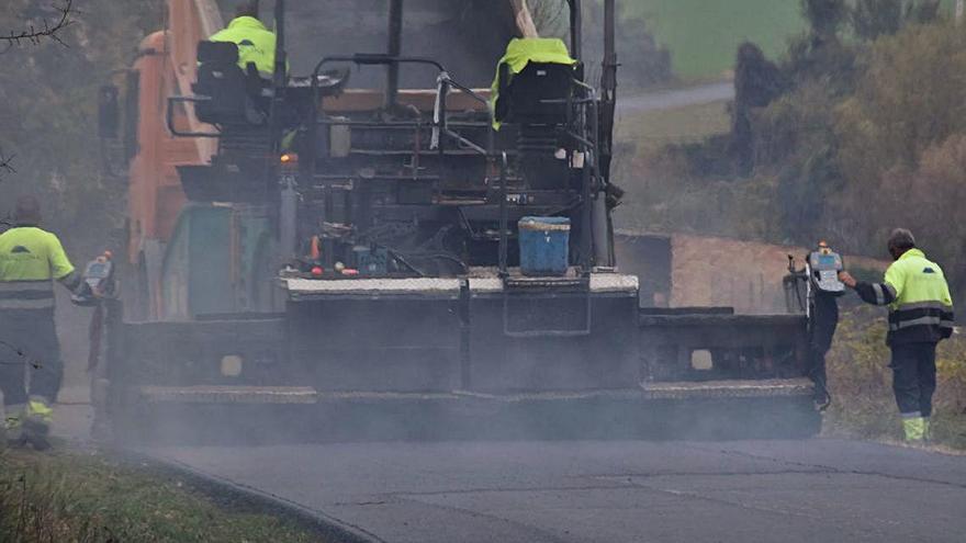 Operaris treballant en un camí d&#039;Avià, ahir