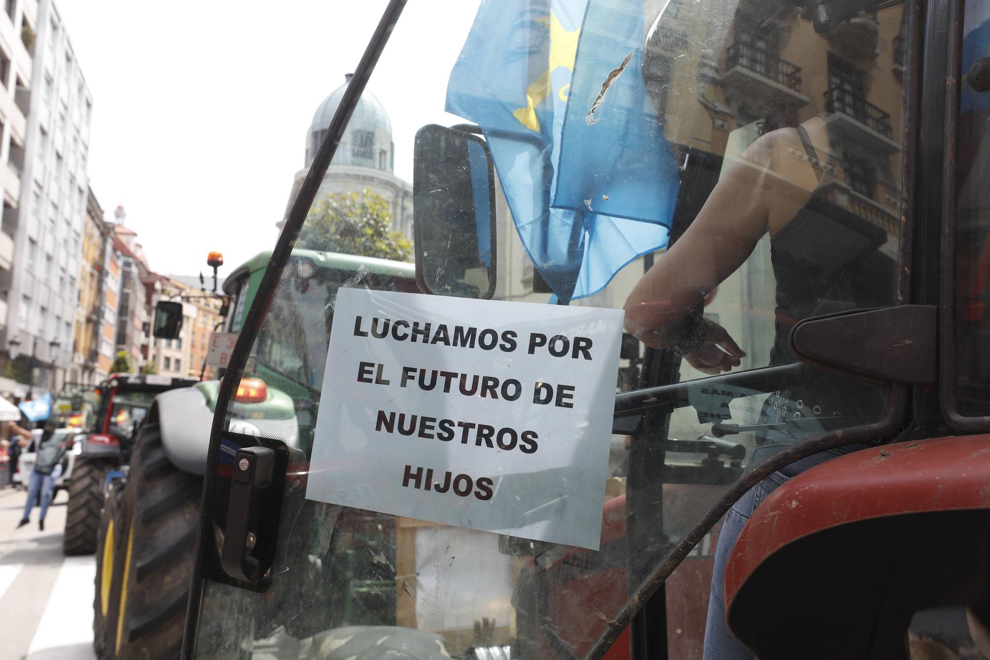 EN IMÁGENES: Así fue la tractorada de protesta del campo asturiano en Oviedo